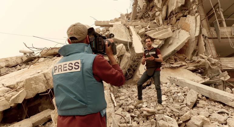 الصحفي الفلسطيني محمد أبو ناموس وزميله المصور الصحفي، يغطيان آثار الحرب في غزة